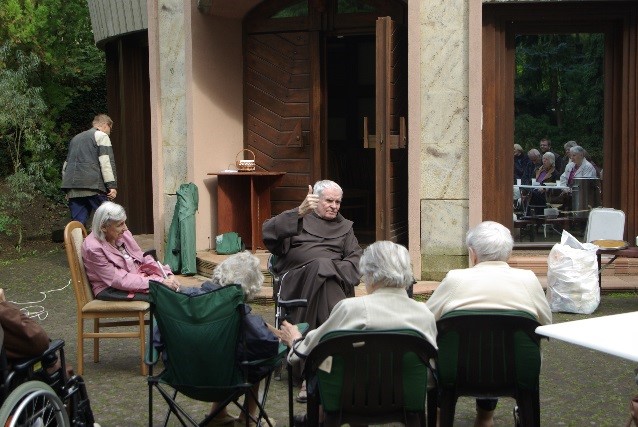 p Pometlo vypráví o Hruškově zahradě den seniorů 2014